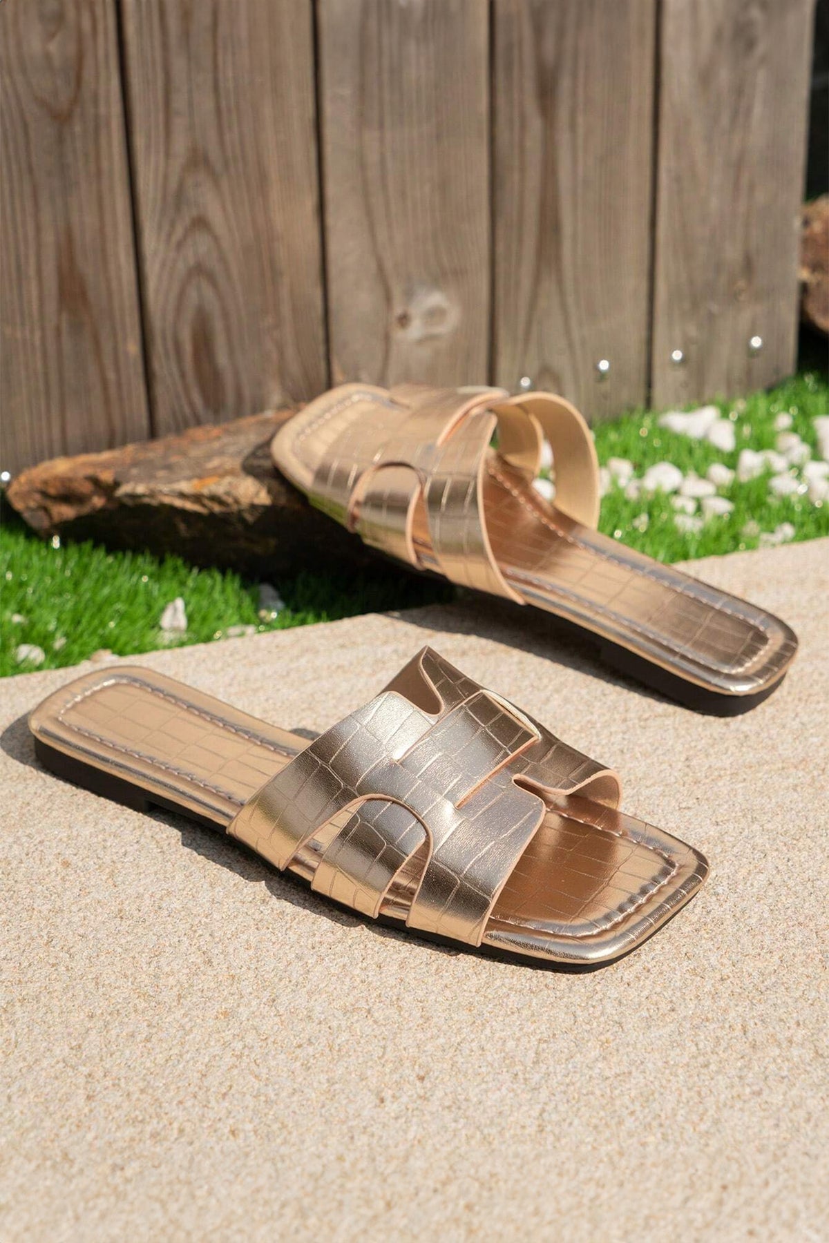 Metallic Crocodile Pattern Roman Style Flat Slippers